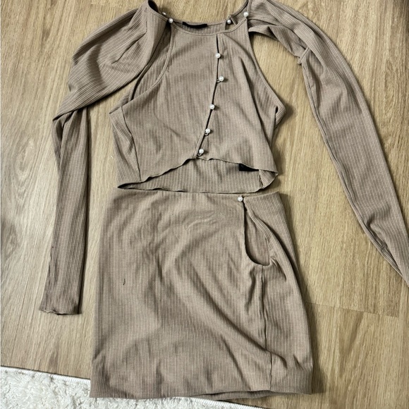 Revolve H:ours Simonetta Skirt Set - Picture 2 of 3